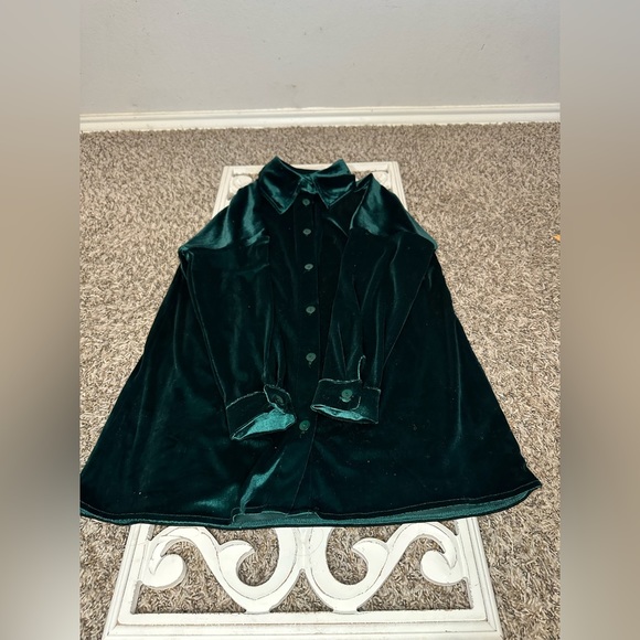 Soft & stretchy emrald green velvet wide leg pant & button up set size Medium✨ - Picture 4 of 12
